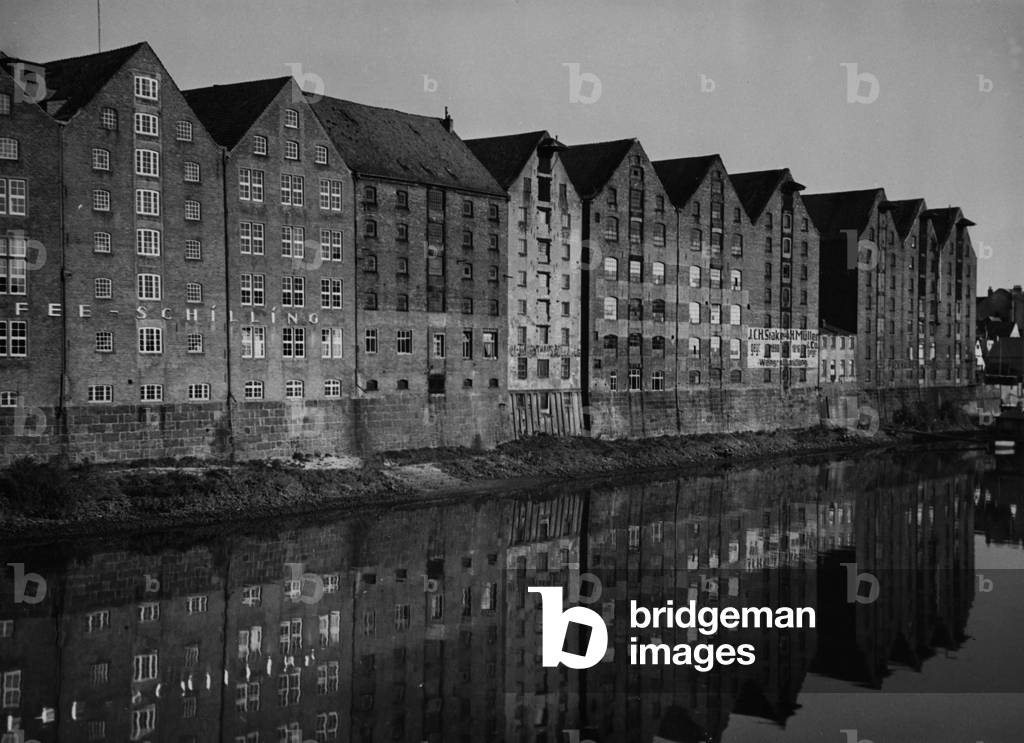 Warehouses on the 'Tar Court' in Bremen, 1936 (b/w photo)
