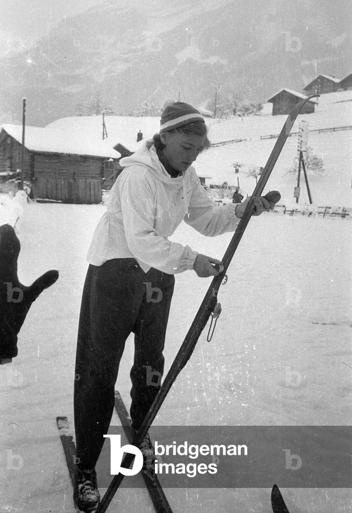 Preparations for the cross-country skiing competition of women in Grindelwald, 1954 (b/w photo)