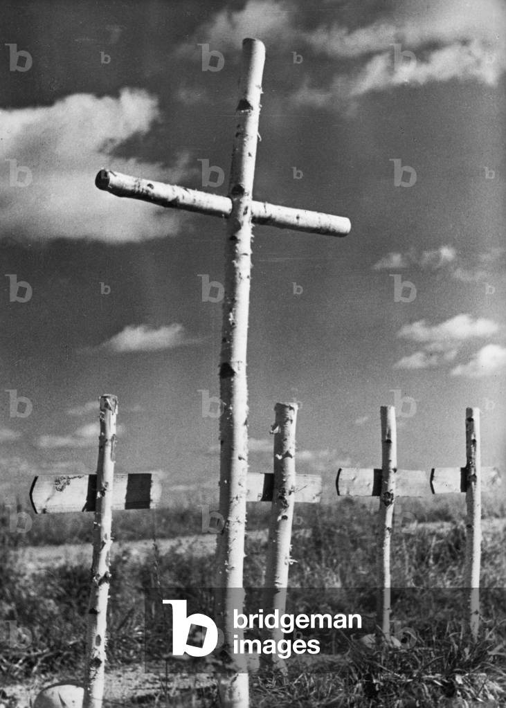 Soldiers' graves in Russia, 1942 (b/w photo)
