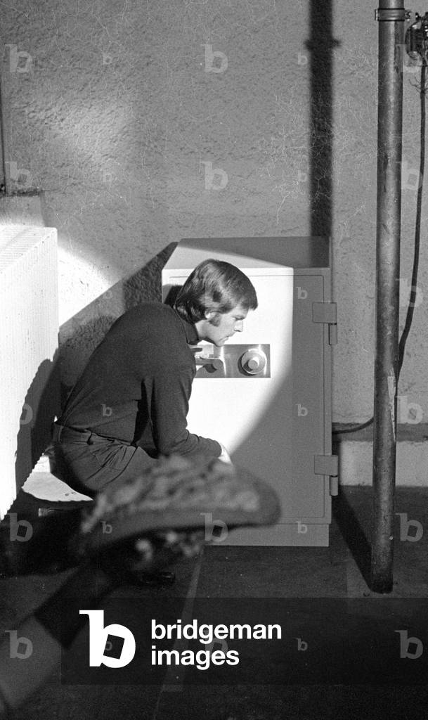 Robert Wagner on the set, ca. 1970 (b/w photo)