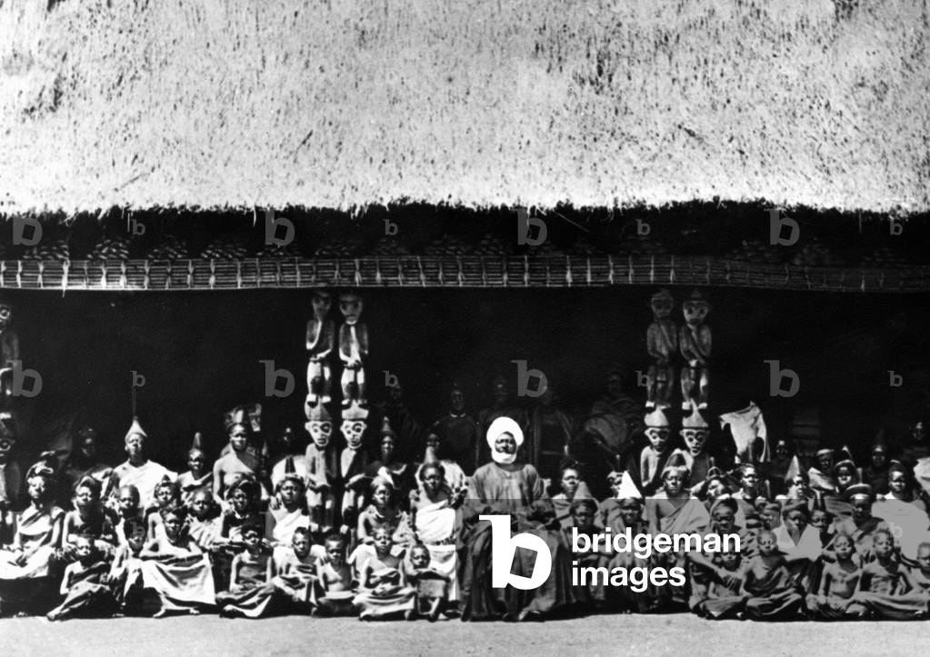 Group portrait of a tribal community, German Cameroon, 1884-1916 (b/w photo)