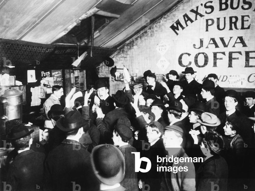 Paperboys in a coffee bar in New York, 1905 (b/w photo)