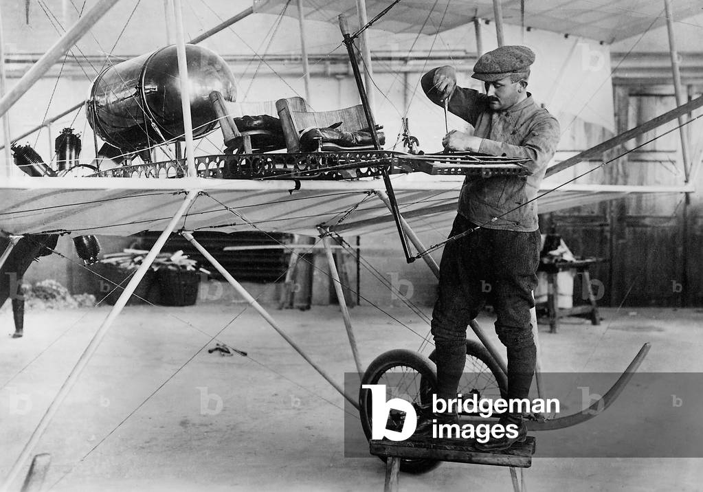 Production of an aircraft, 1912 (b/w photo)