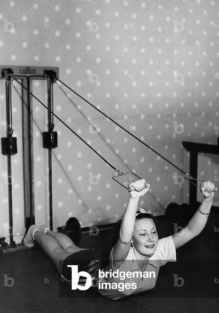 Lida Baarova doing sport, 1936 (b/w photo)