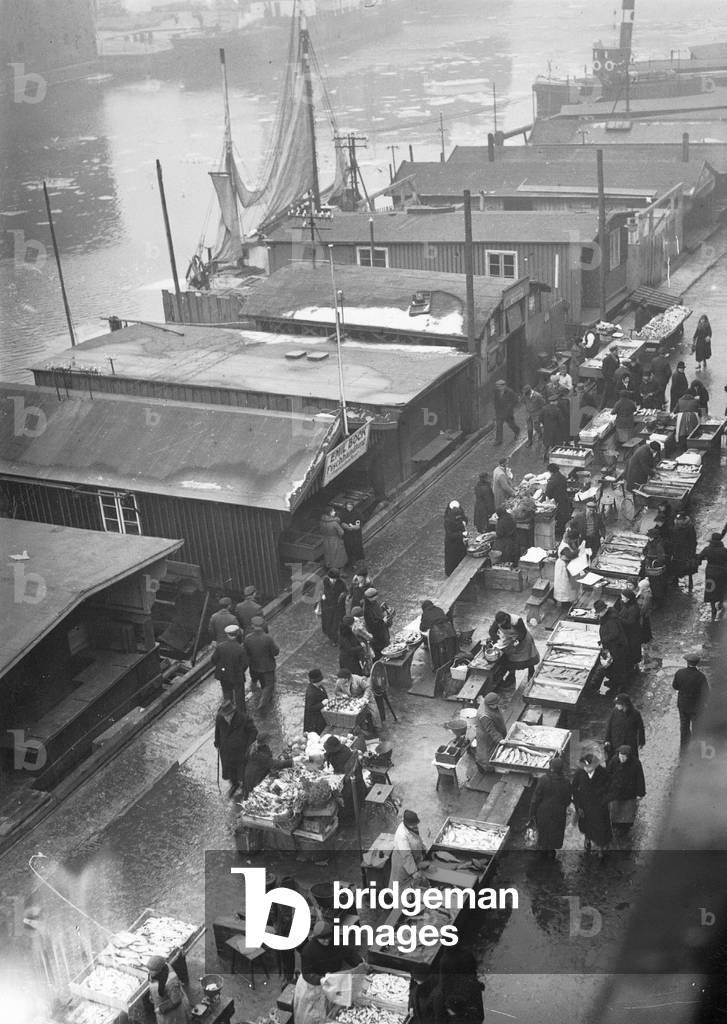 Fish market in Gdansk, 1935 (b/w photo)