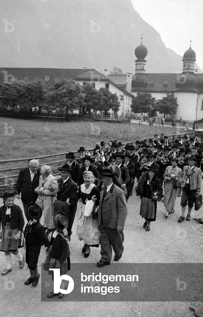 Pilgrims in front of the St. Bartholomew's pilgrimage chapel, 1954 (b/w photo)