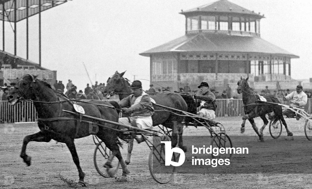 Harness racing in Mariendorf, 1916 (b/w photo)