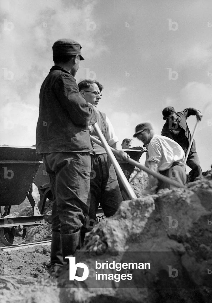 Members of the Reich Labour Service [Reichsarbeitsdienst, RAD] (b/w photo)