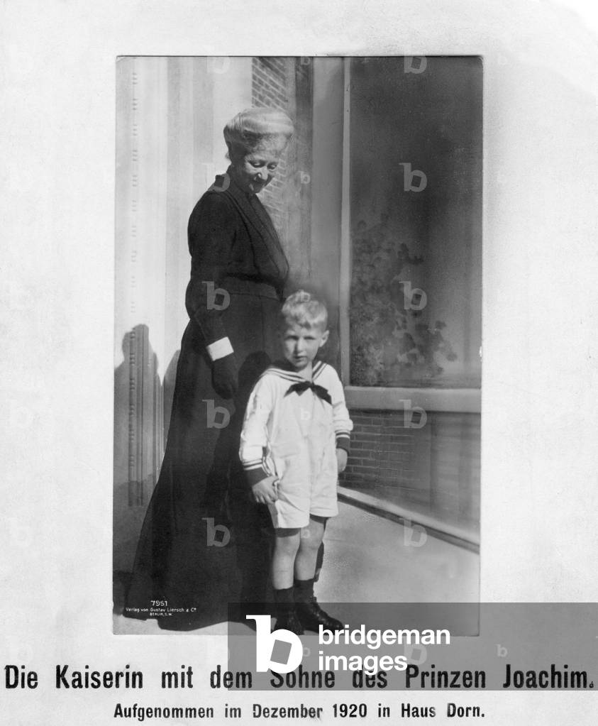 Augusta Victoria with Karl Franz Joseph of Prussia in Doorn, 1920 (b/w photo)