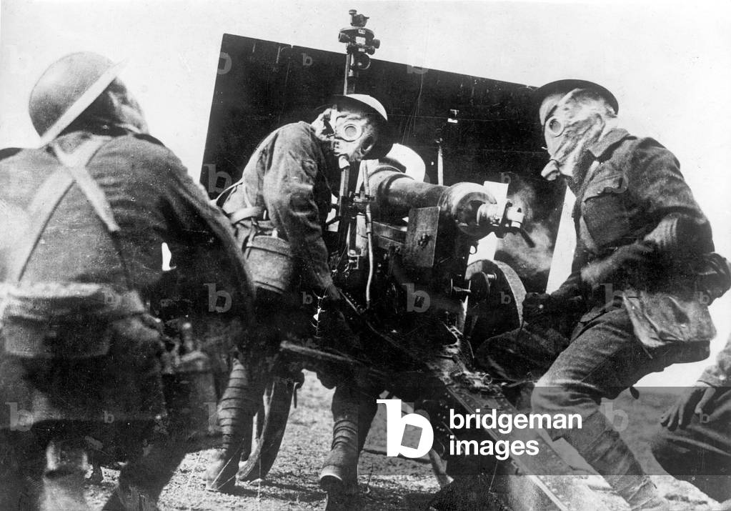 English cannoneers in Macedonia, 1917 (b/w photo)