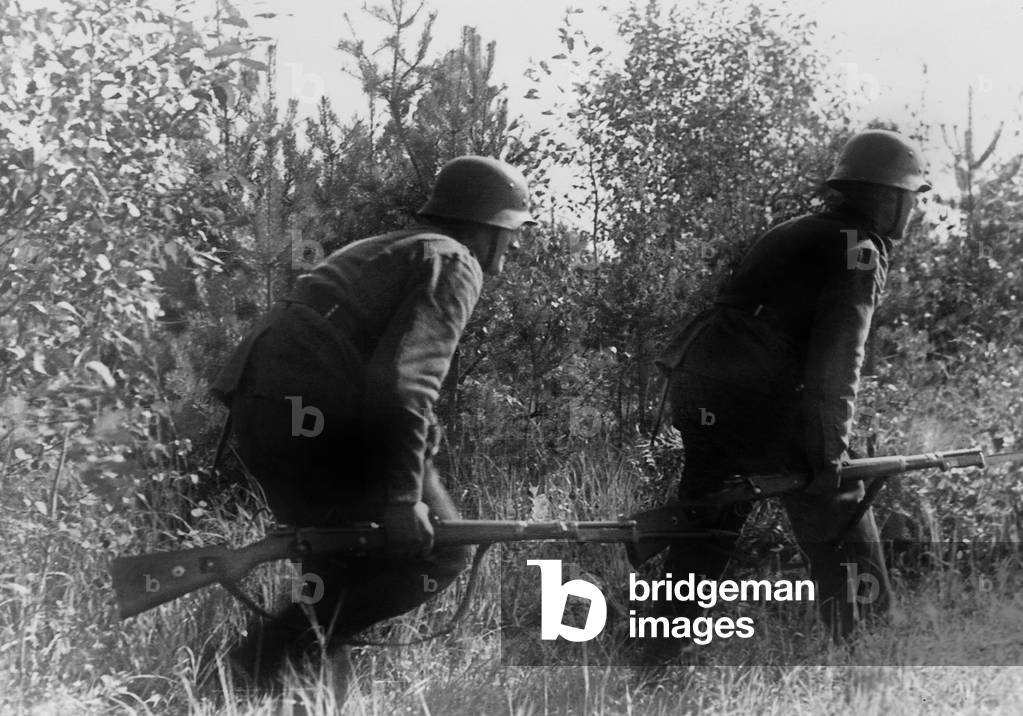 German patrol on the Eastern Front, 1941 (b/w photo)