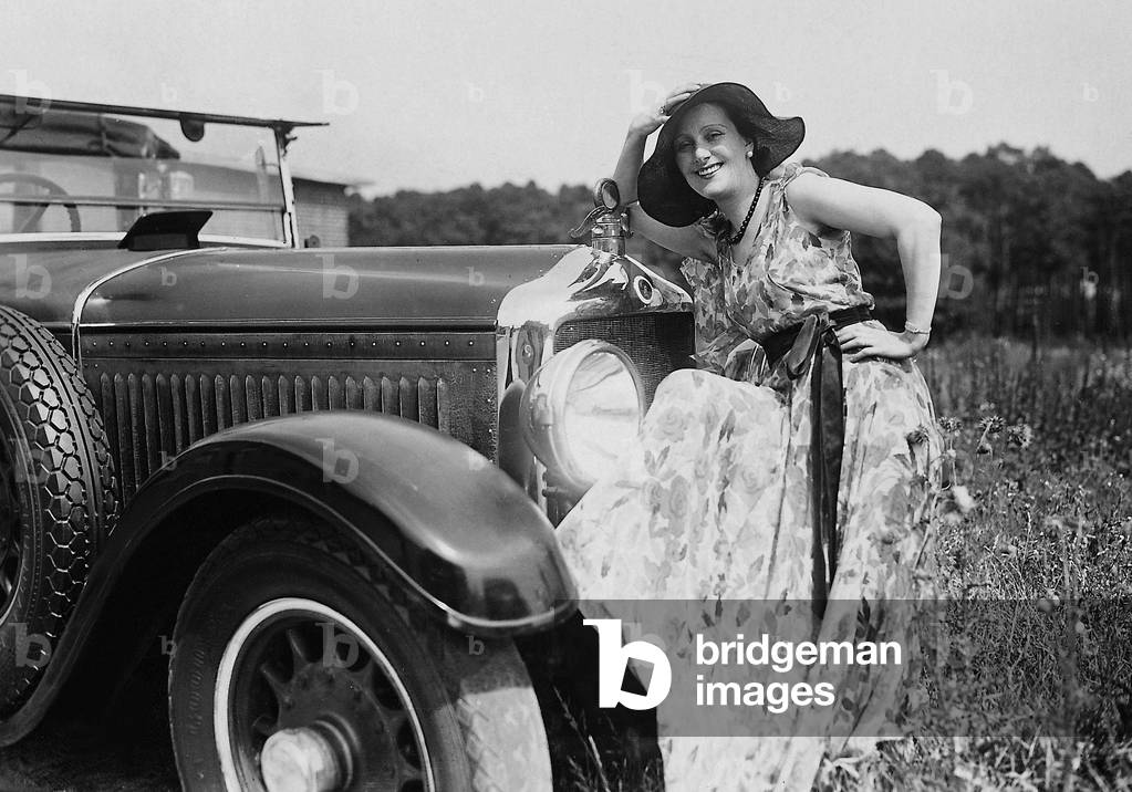 Lil Dagover in front of her car (b/w photo)
