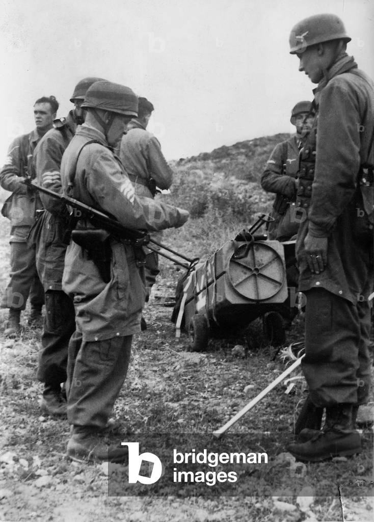German paratroopers during the fights at the isthmus of Corinth, 1941 (b/w photo)