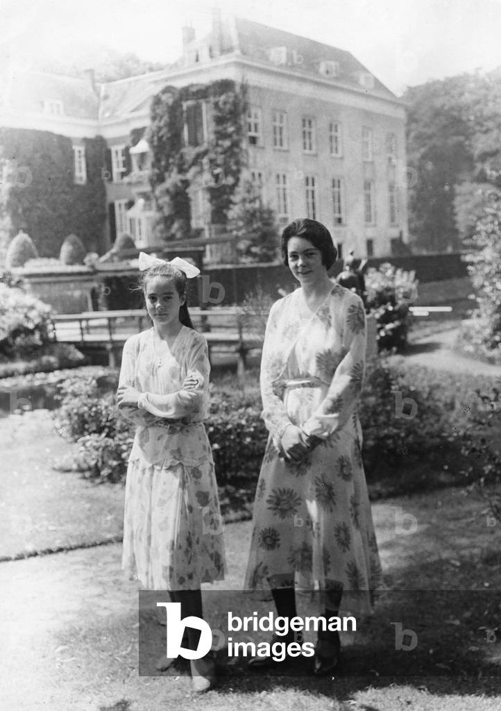 Henriette and Hermione von Schoenaich-Carolath in Doorn, 1933 (b/w photo)