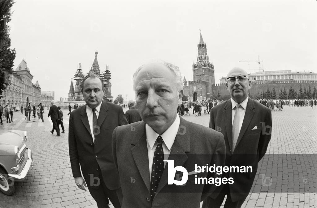 Party leadership of the FDP with Dietrich Genscher (left), Walter Scheel (centre) and Wolfgang Mischnick (right) at Red Square, Moscow, July 1969 (b/w photo)