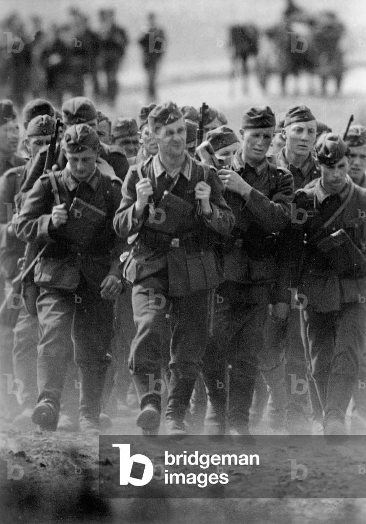 German infantry in Russia, 1942 (b/w photo)