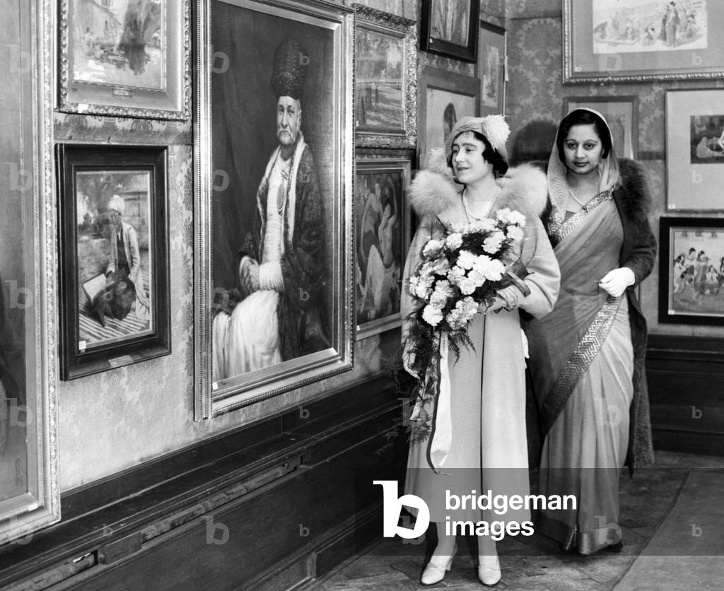 Elizabeth, Duchess of York, at the opening of an art exhibition, ca. 1934 (b/w photo)