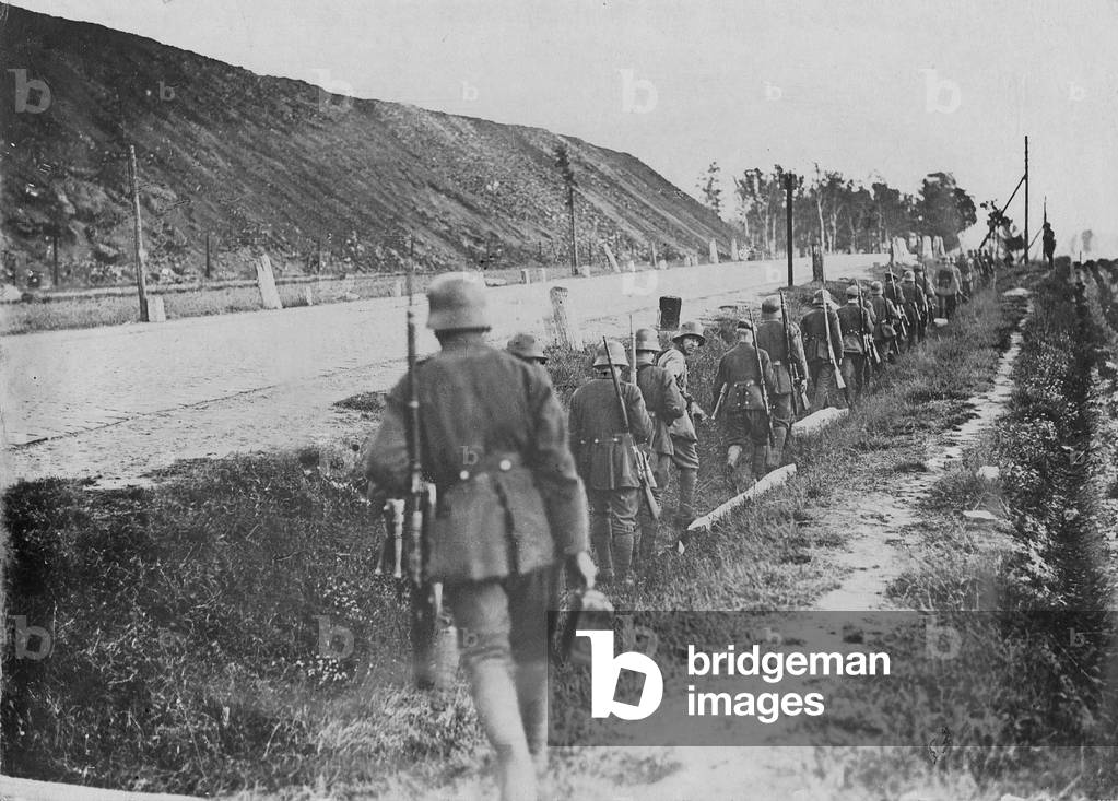 Reichswehr soldiers before the attack on Nikischacht, 1919 (b/w photo)