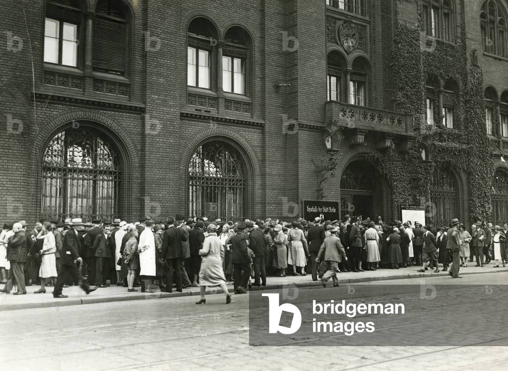 Rush of depositors at the Berlin Sparkasse, 1931