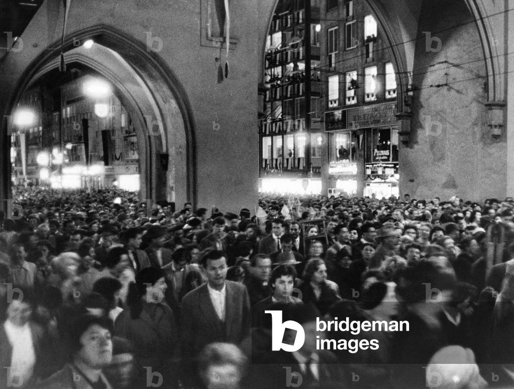 Crowd of people at the 800 years celebration in Munich, 1958 (b/w photo)