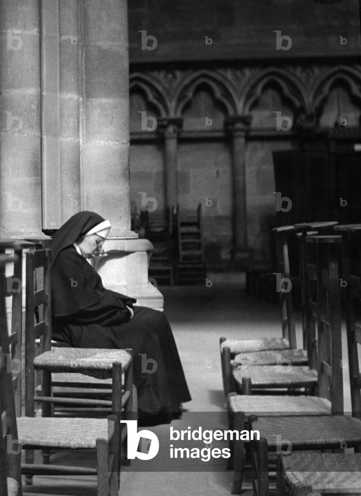 A nun at the Notre Dame Cathedral, 1959 (b/w photo)