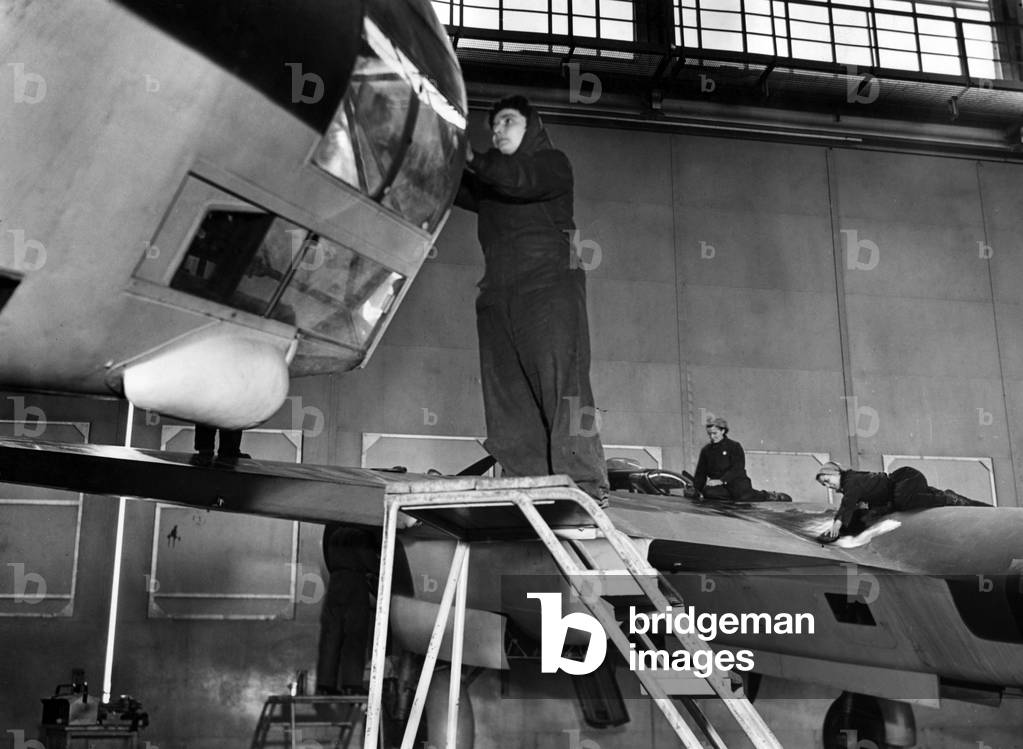 Women in the arms industry, aircraft construction, 1940 (b/w photo)