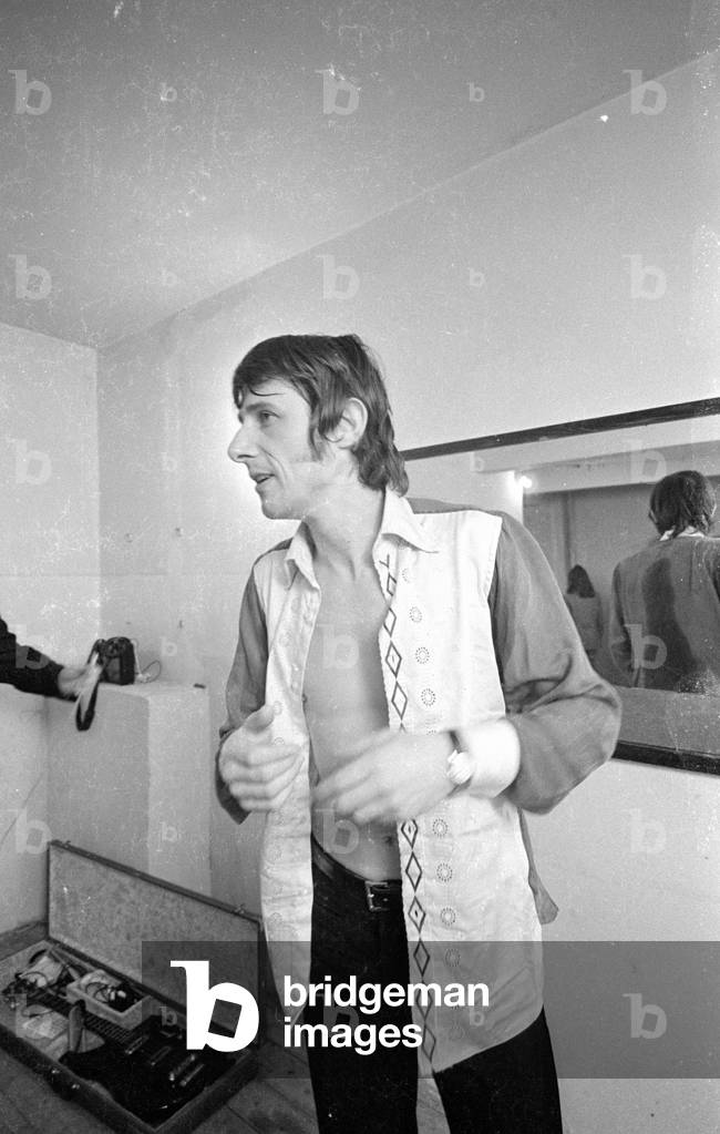 Udo Juergens in the dressing room, 1969 (b/w photo)