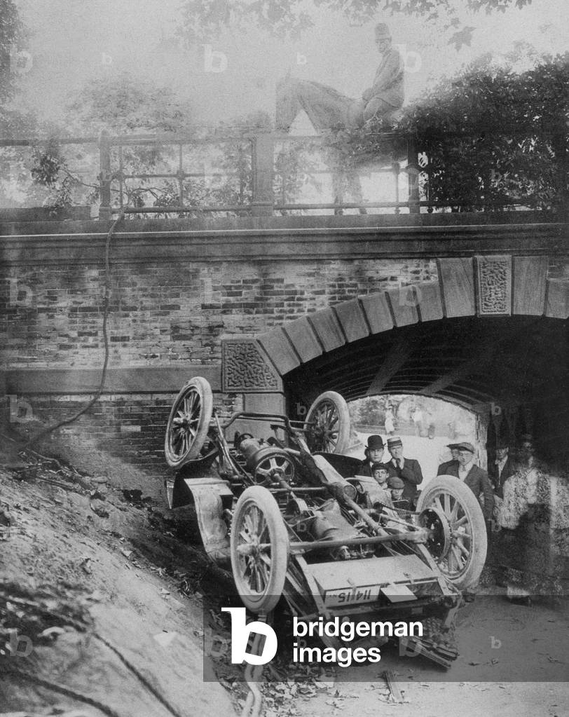 Accident, 1902 (b/w photo)