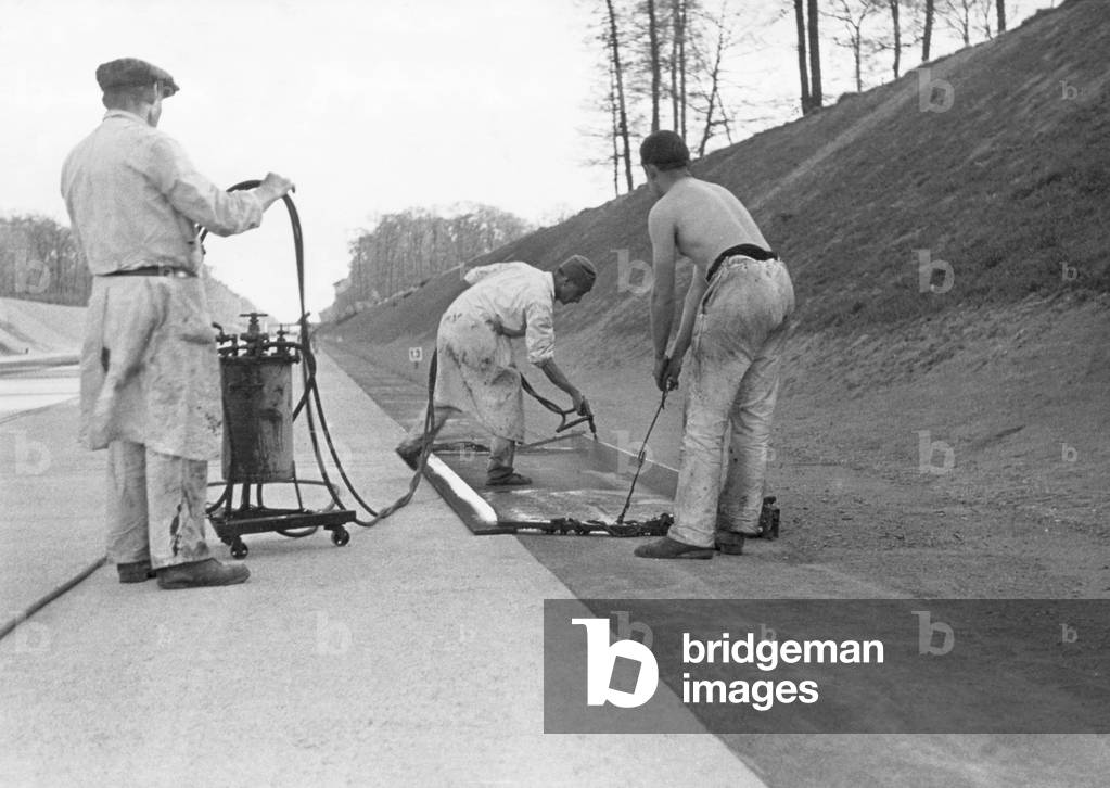 Construction of the Reich Highway ('labor battle') at the time of the National Socialism in 1935 (b/w photo)
