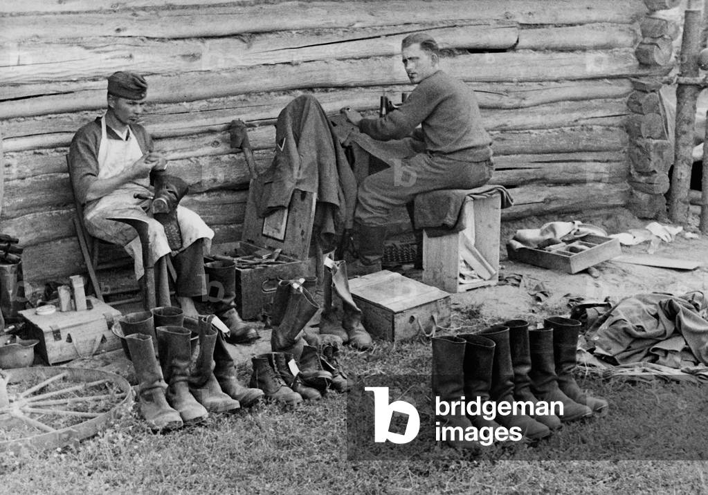 German company cobblers, 1941 (b/w photo)
