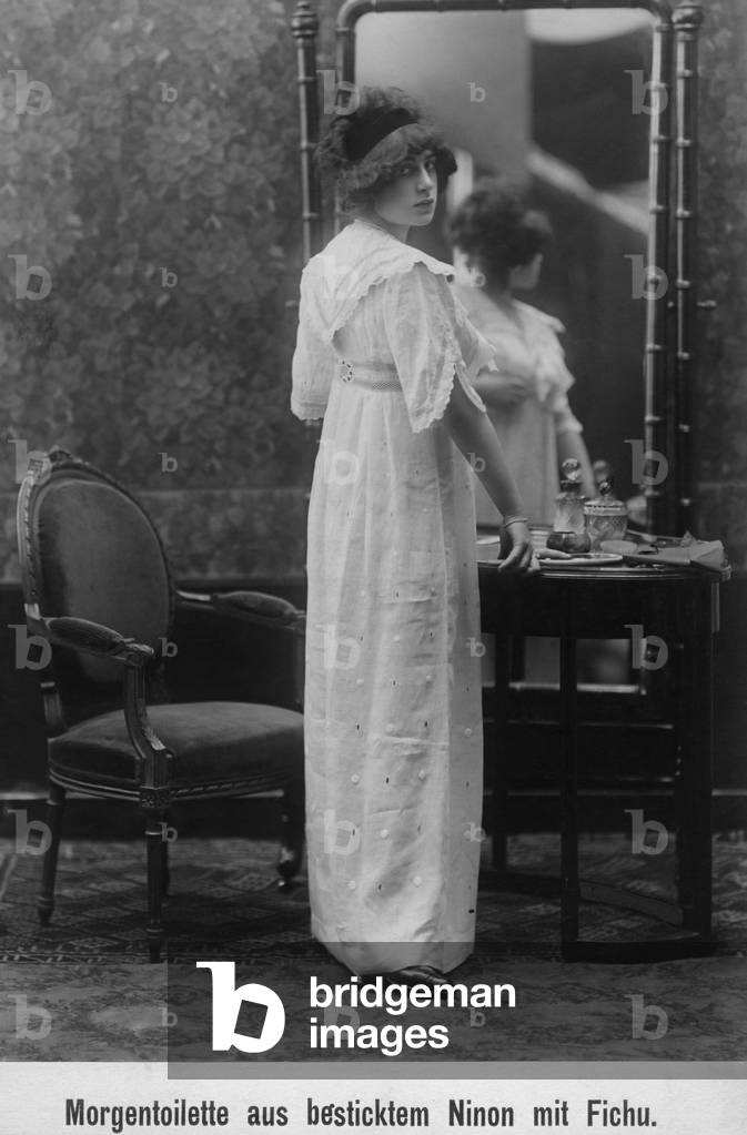 Women's sleepwear, 1912 (b/w photo)