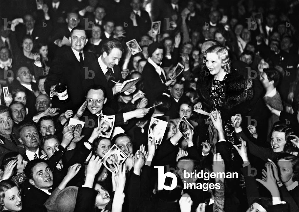 Martha Eggerth and Paul Kemp give autographs, 1934 (b/w photo)
