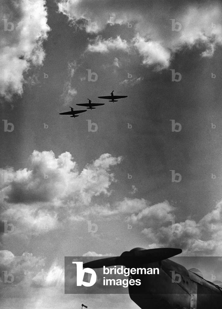 Sports airplanes fly in formation