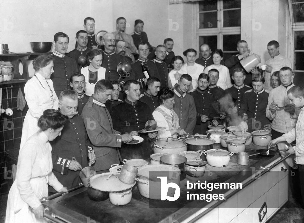 Cooking class, 1914 (b/w photo)