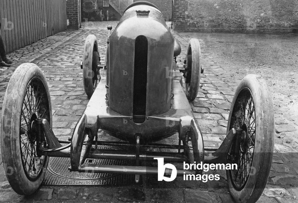 A french race car, 1913 (b/w photo)