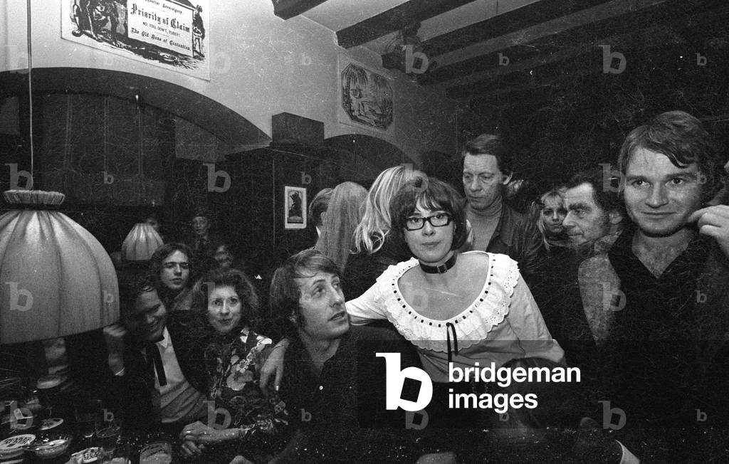 Toni Netzle at the 10th anniversary of the Alter Simpl, Munich 1970 (b/w photo)