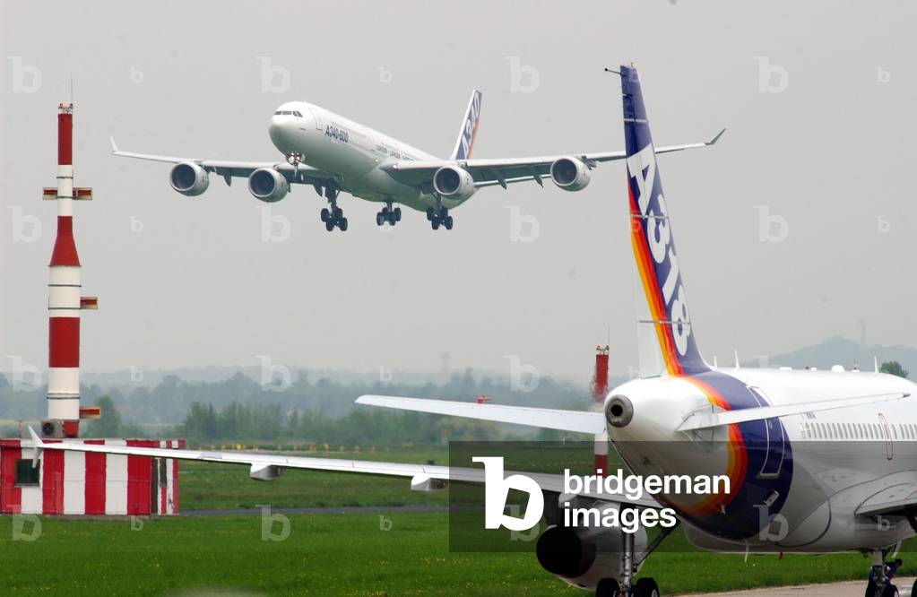 Airbus A340-600 and A318, 2002 (photo)
