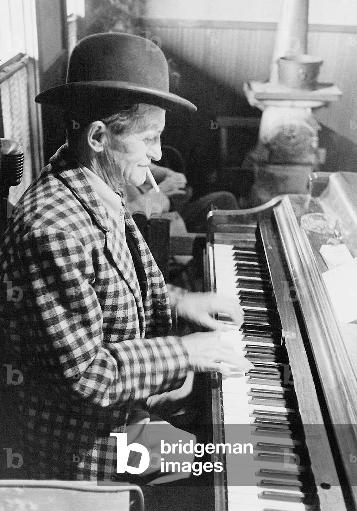 Piano player in an American saloon, 1958 (b/w photo)