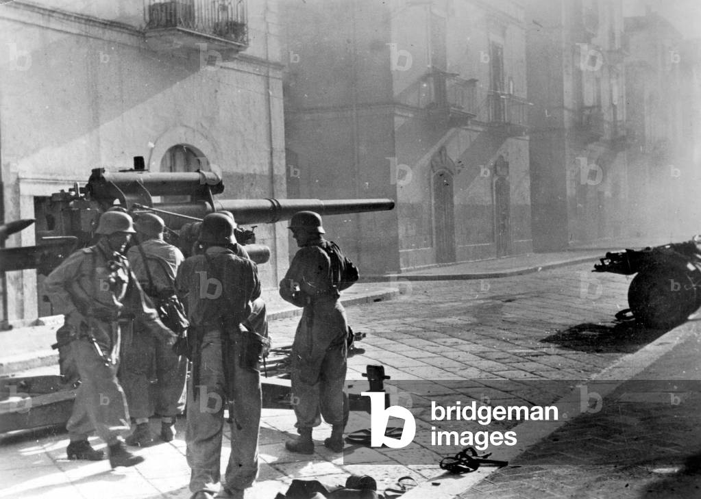 German 8.8 cm Flak antiaircraft gun in Italy, 1943 (b/w photo)