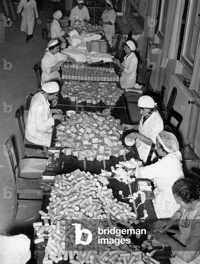 Women packing bandages, 1939 (b/w photo)