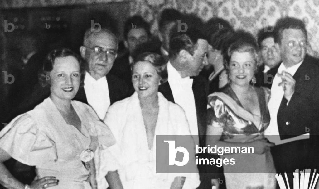 Filmball in the Zoo, 1932