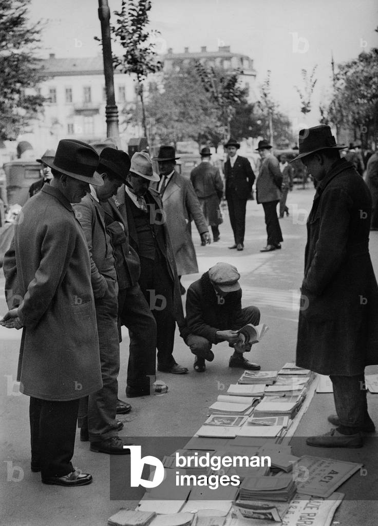 Street vendor in Bucharest (b/w photo)