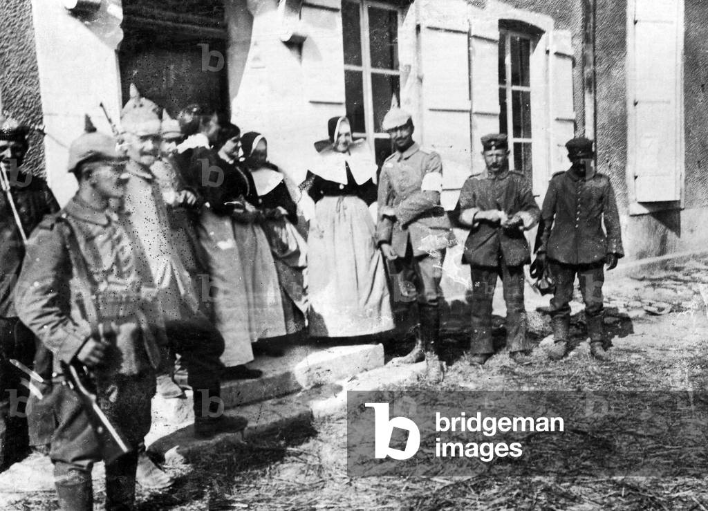 German soldiers in an occupied territory in France, 1914 (b/w photo)