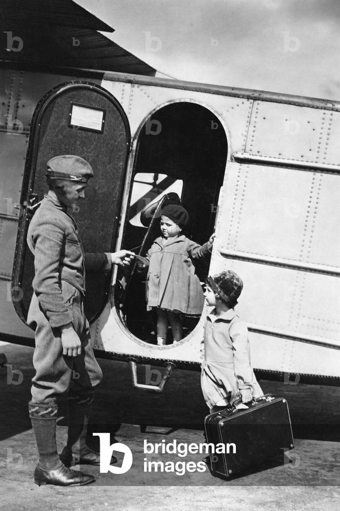 Two children next to a plane of the Lufthansa, 1928 (b/w photo)