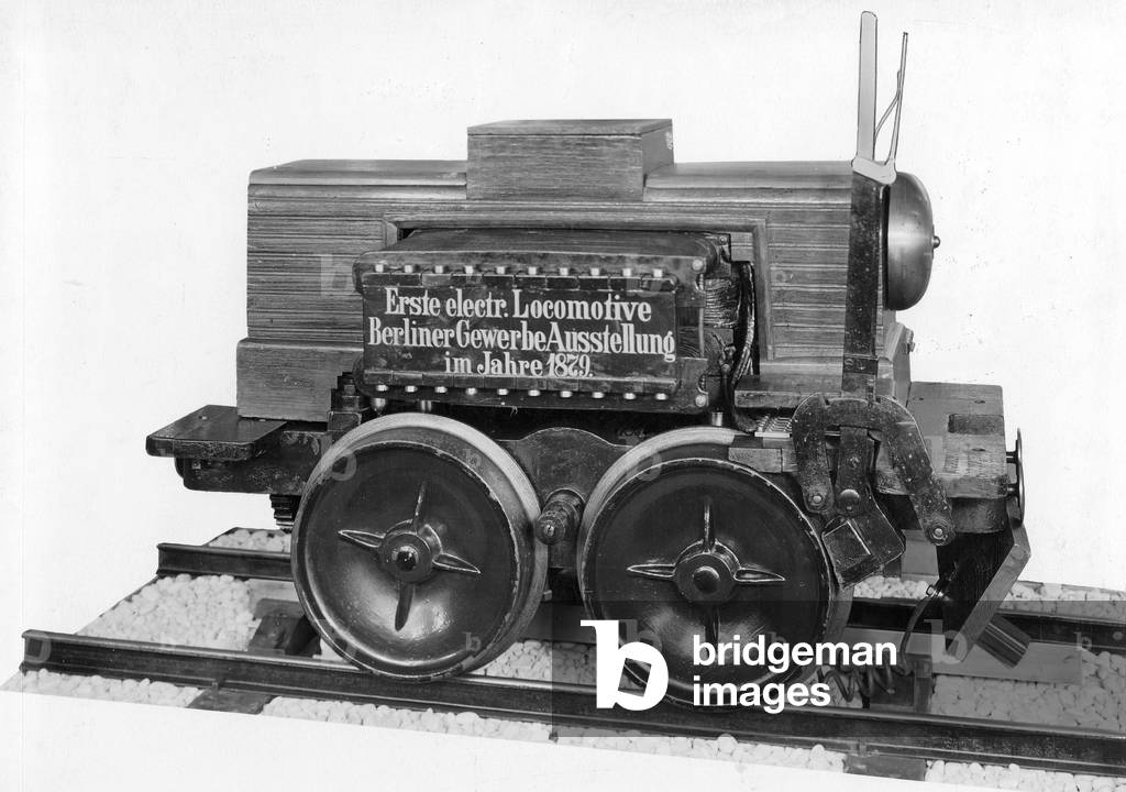 Model of the first electric locomotive, at the Berlin Trade Exhibition in 1879 (b/w photo)