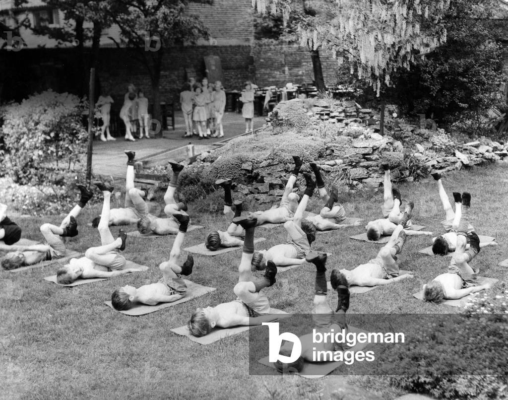 School sports in the United Kingdom, 1937 (b/w photo)
