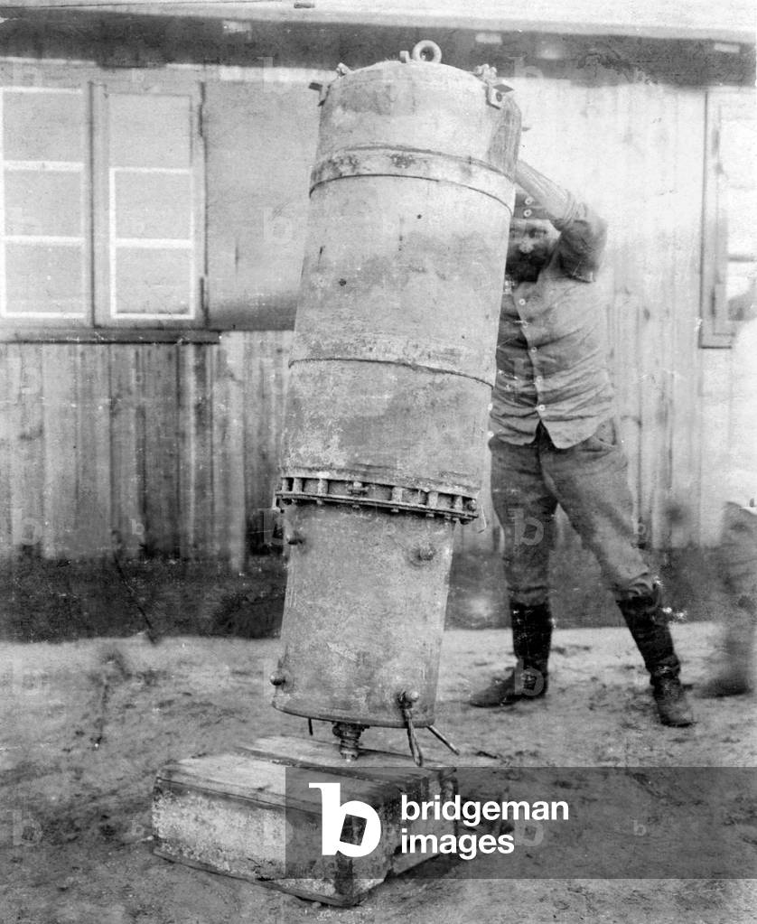 Naval warfare in the First World War: driven British mine (b/w photo)