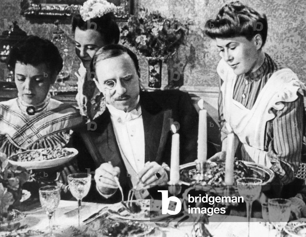 Maids serving food, before 1914 (b/w photo)