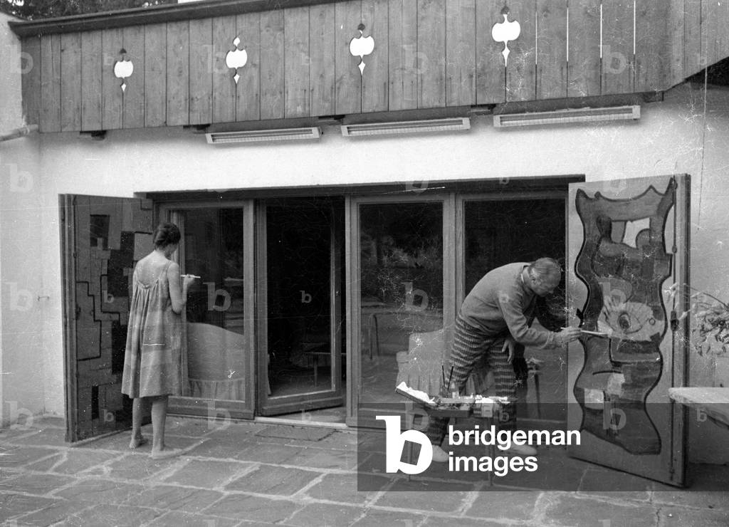 Curd Juergens and Simone Bicheron when painting, 1959 (b/w photo)