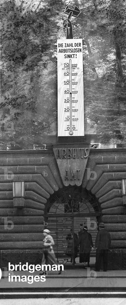 Display showing the unemployment rate at the labor office in Duesseldorf, 1934 (b/w photo)